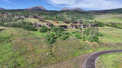 revelación del lago de una lujosa comunidad de casas de montaña en silverthorne colorado con la montaña roja y la montaña búfalo en el fondo en un día soleado casas modernas contemporáneas elevación aérea