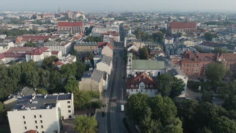 tomada aérea de un dron del barrio de kazimierz en cracovia, polonia, con el río vistula al amanecer.