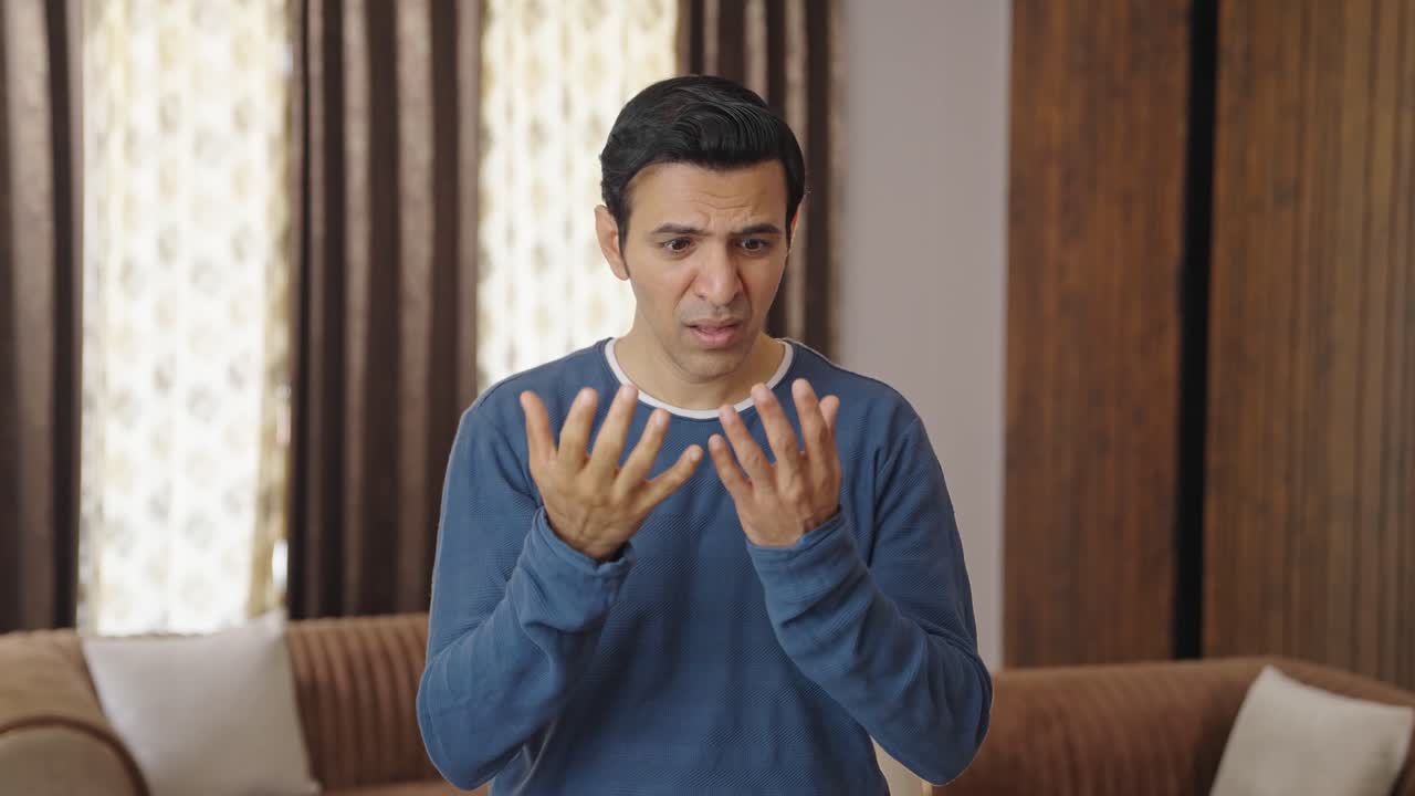 머리카락이 빠지는 중년 인도인