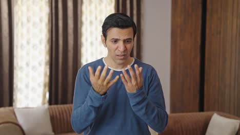 hombre indio de mediana edad que sufre de pérdida de cabello