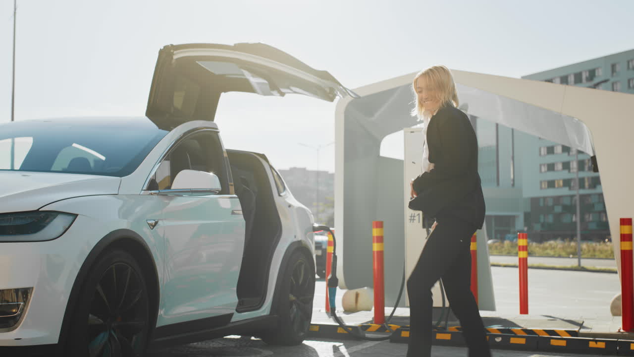 전기 자동차를 충전하는 여자