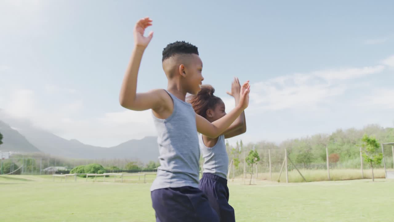 행복 한 아프리카계 미국인 학교 학생 들 이 축구 경기 후 필드 에서 다섯 개 를  ⁇ 는 영상