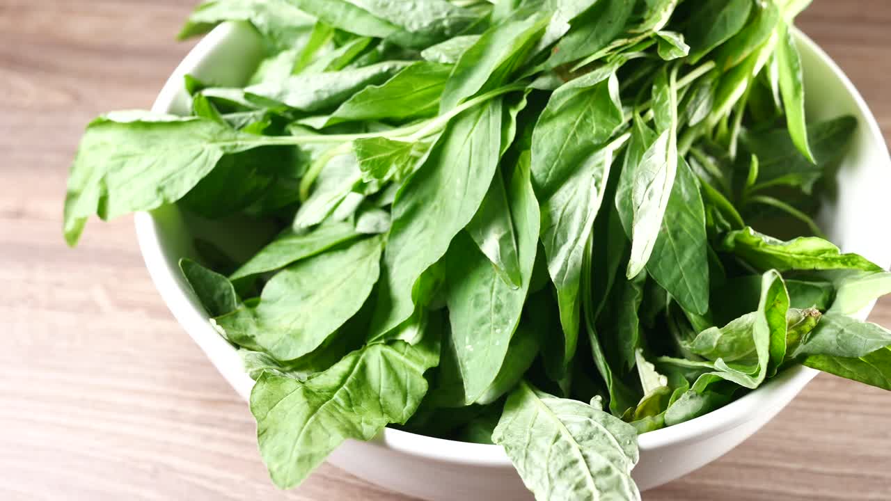 Foglie di spinaci freschi in tavola