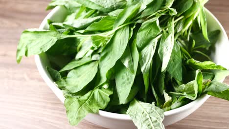 fresh spinach leaves on table