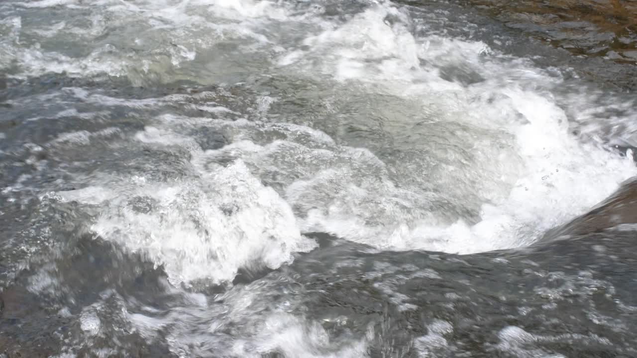 강에서 돌진하는 슬로우 모션 물