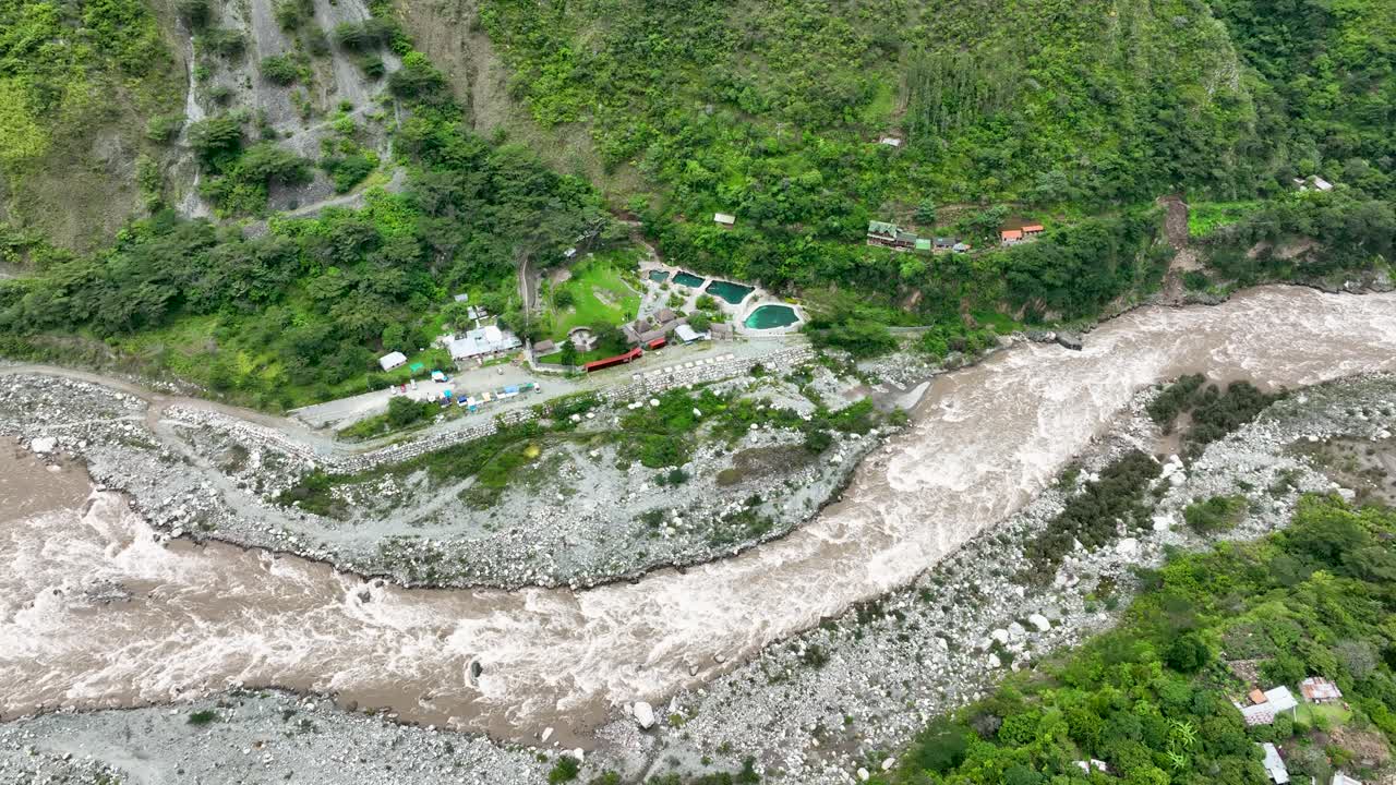 정글을 가로지르는 우루밤바 강의 공중 드론 전망, 마추 피추 푸에블로, 신성한 계곡, 쿠스코 지역, 안데스 산맥, 페루, 남미