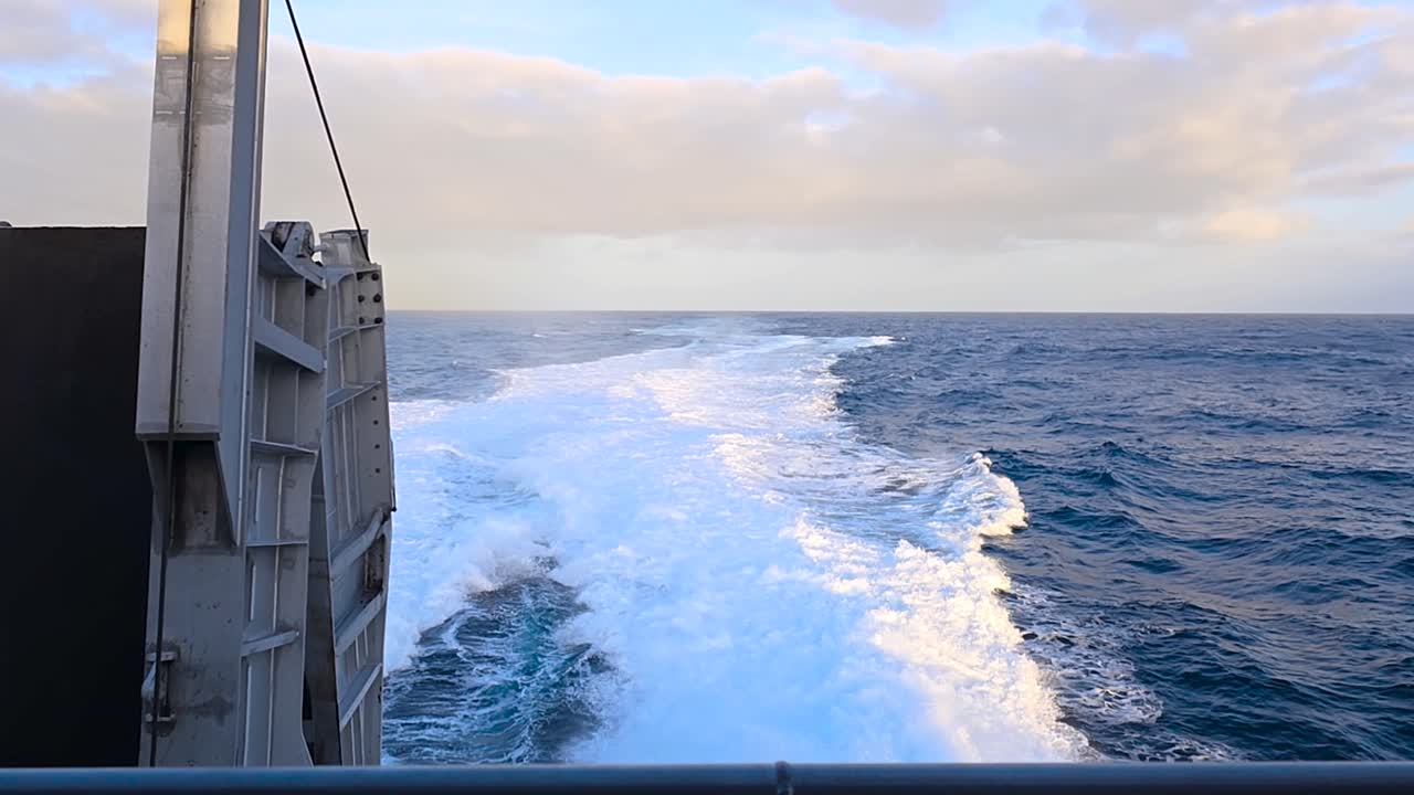 Blick vom Schiff zeigt Meereswellen, Gefühl von Reise und Abenteuer