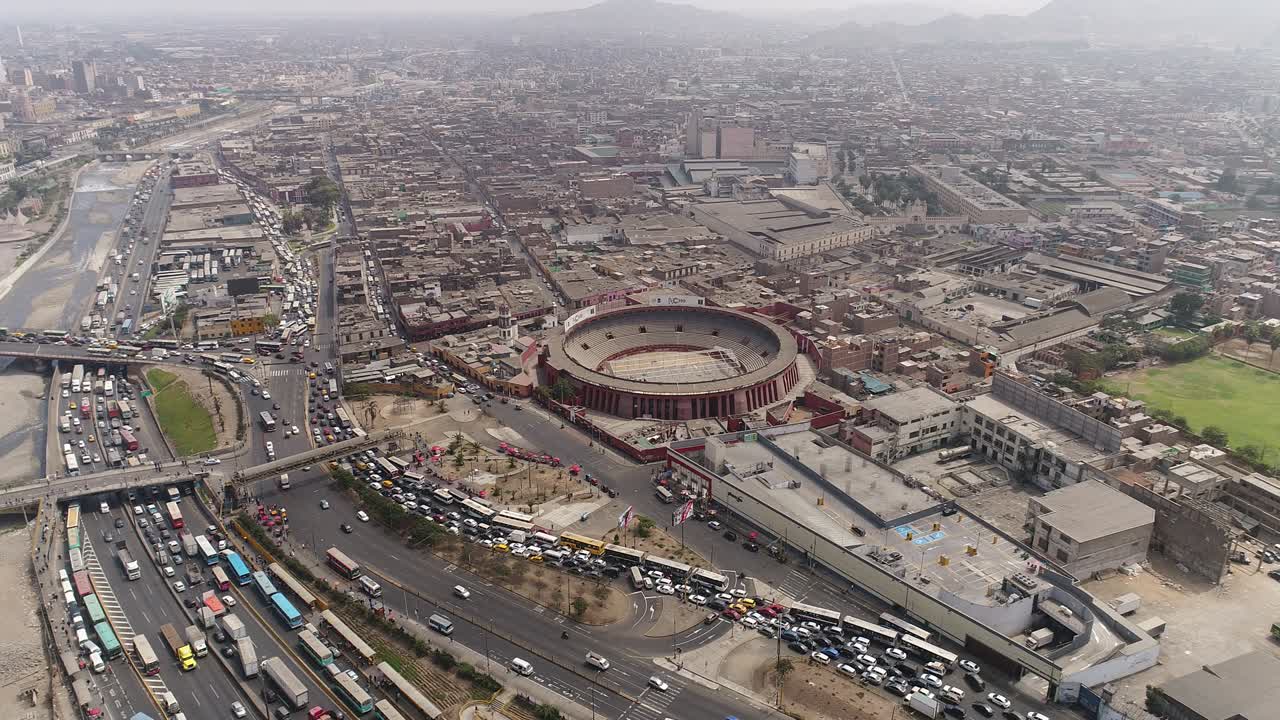video aéreo de la plaza de toros de acho, el anillo de corrida de toro de acho. el más antiguo de américa en lima peru. video del centro de lima.