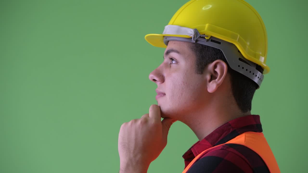 젊은 잘생긴 다민족 남성 건설 노동자