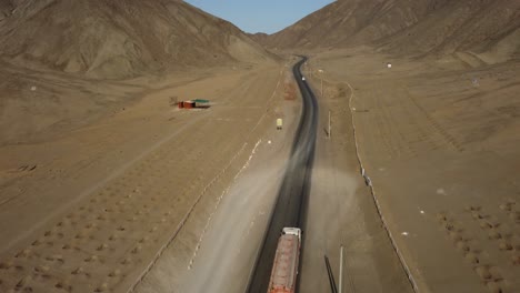 Lkw-Fährt-Bergauf-Eine-Schmale-Asphaltierte-Straße-Durch-Die-Wüstenberge