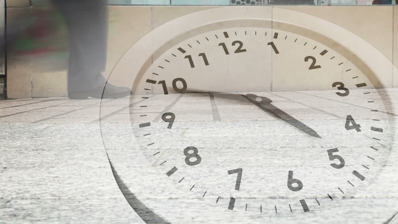 el reloj funciona en una calle concurrida.