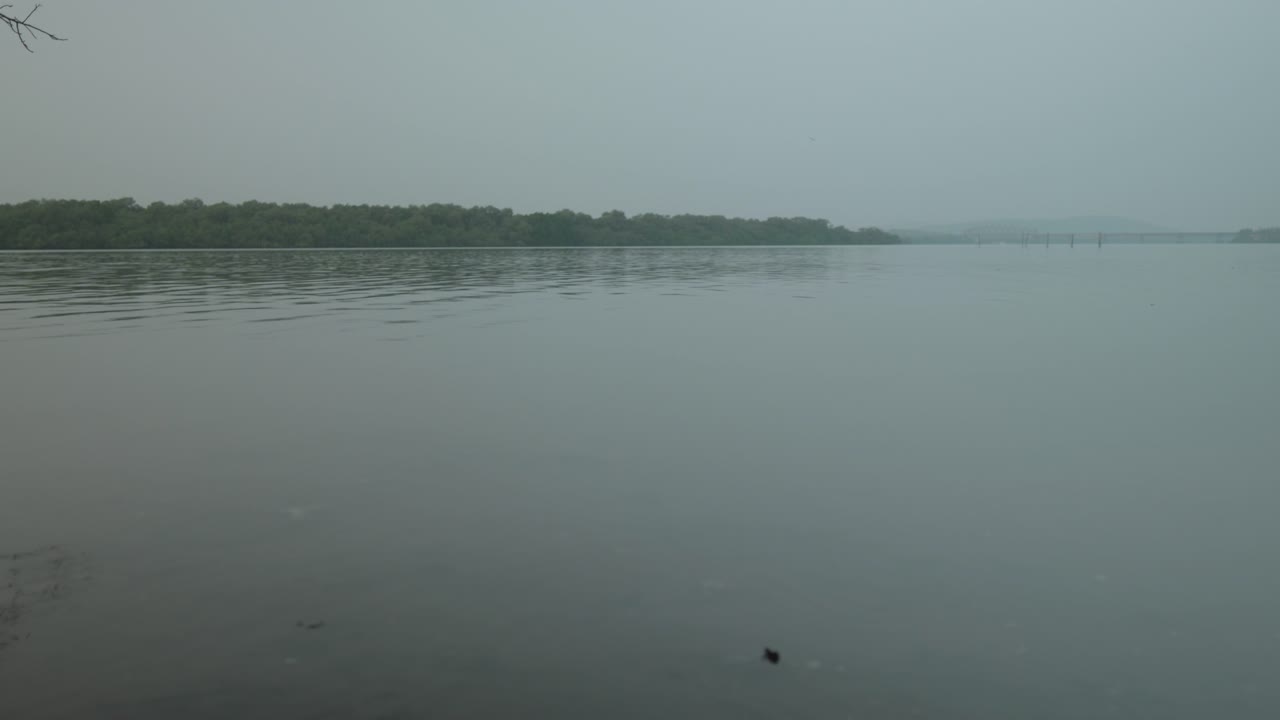 어두워지면 평온한 강의 넓이, 부드러운 물과 구름이 가득한 조용한 풍경