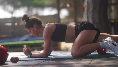 woman doing a workout outdoors