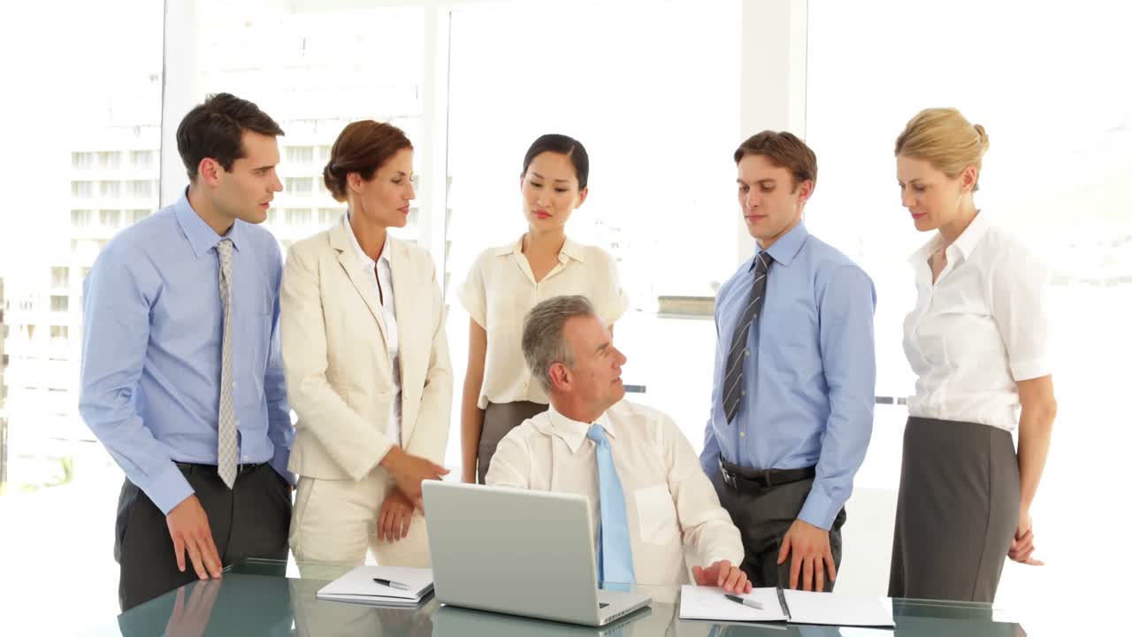 노트북 앞에서 이야기하는 열심히 일하는 비즈니스 팀