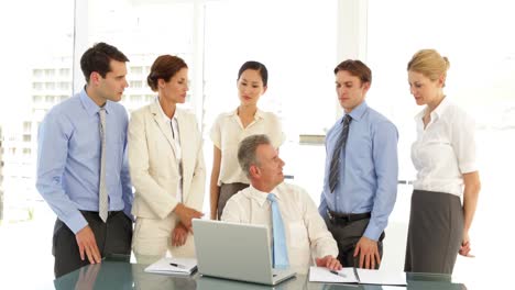 equipo de negocios de trabajo duro hablando frente a la computadora portátil
