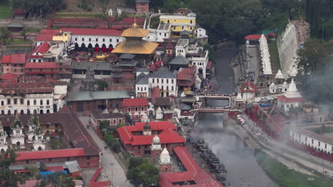 Templo-Pashupatinath-Katmandú-Nepal,-Templo-Hindú-Declarado-Patrimonio-De-La-Humanidad-Por-La-Unesco,-Disparo-De-Drone-Muestra-Humo,-De-Sitios-Crematorios-Y-Templo-Sagrado,-Adoración-Al-Señor-Shiva,-Hindú,-Diversidad-4k