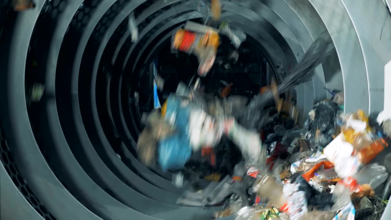 재활용 공장에서 쓰레기를 분류하는 장비