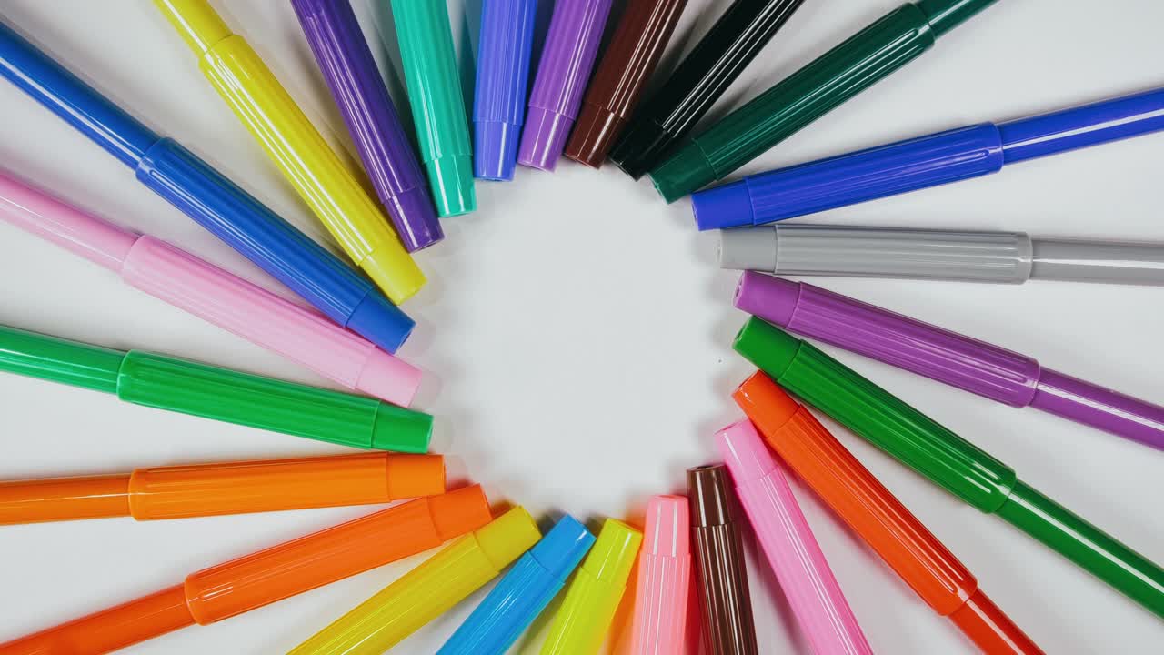 el bolígrafo se sintió en el tocadiscos. el marcador girar girar. girar, crear patrón, hacer el diseño de la forma del círculo. vista superior, colocación plana