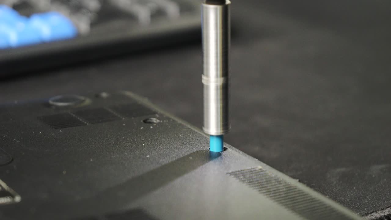 오래된 노트북의 수리, 기술자가 케이스를 분해, 스크루에 클로즈업