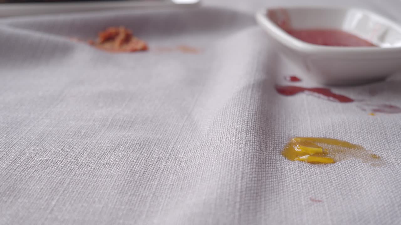 un mantel blanco con manchas de comida