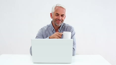 Hombre-De-Negocios-Casual-Trabajando-En-Una-Computadora-Portátil-Y-Tomando-Café