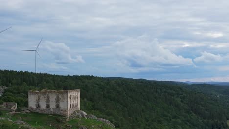 Turbina-Eólica-Y-Densos-árboles-En-Los-Alrededores-Cerca-Del-Castillo-De-Brahehus-Cerca-De-Vattern,-Suecia