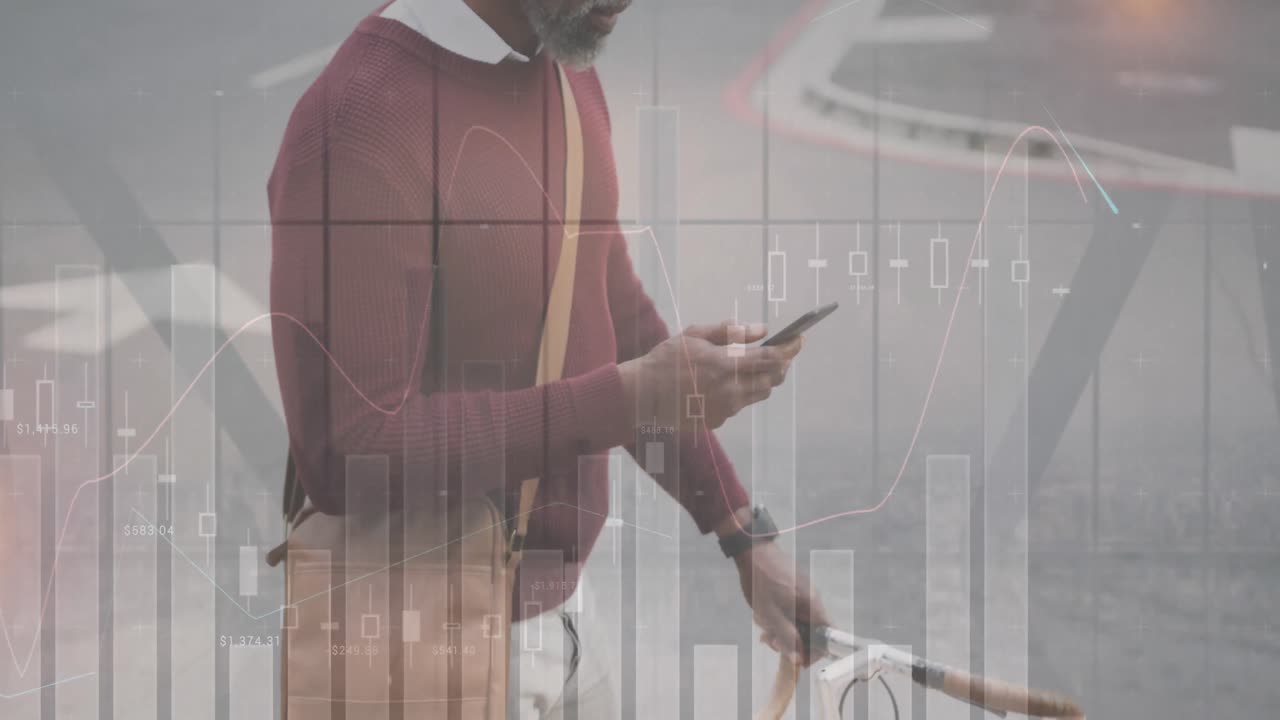 animación de datos financieros y gráficos sobre un hombre afroamericano mayor que usa un teléfono inteligente