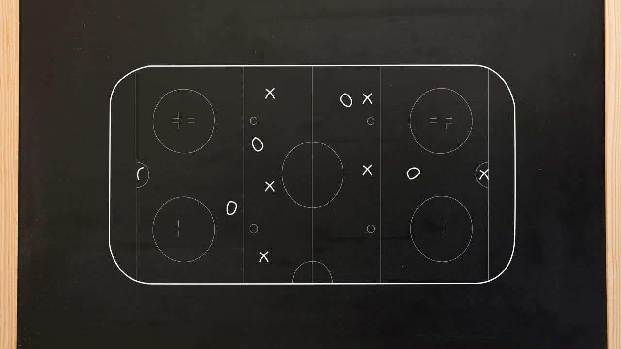 검은색 바탕에 있는 축구장 위의 스포츠 전술의 애니메이션