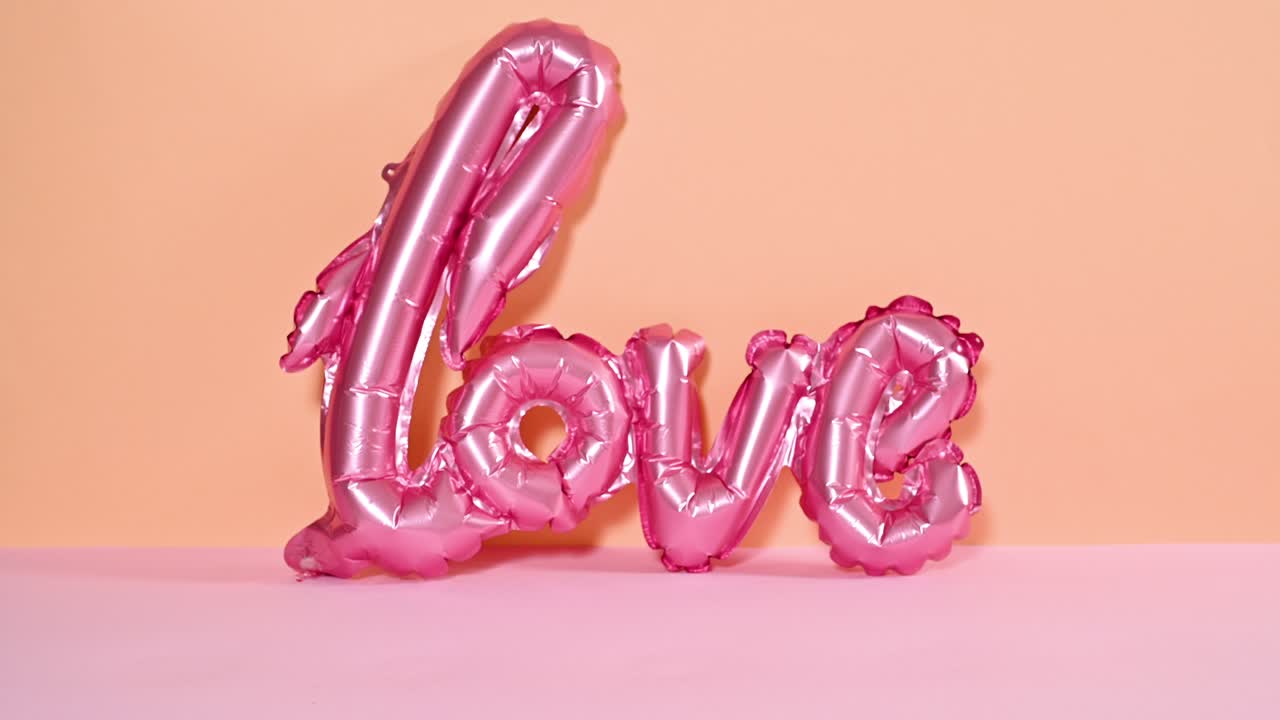 el globo de amor y dulces pasteles lindos aparecen en el tema pastel rosa naranja. detener el movimiento
