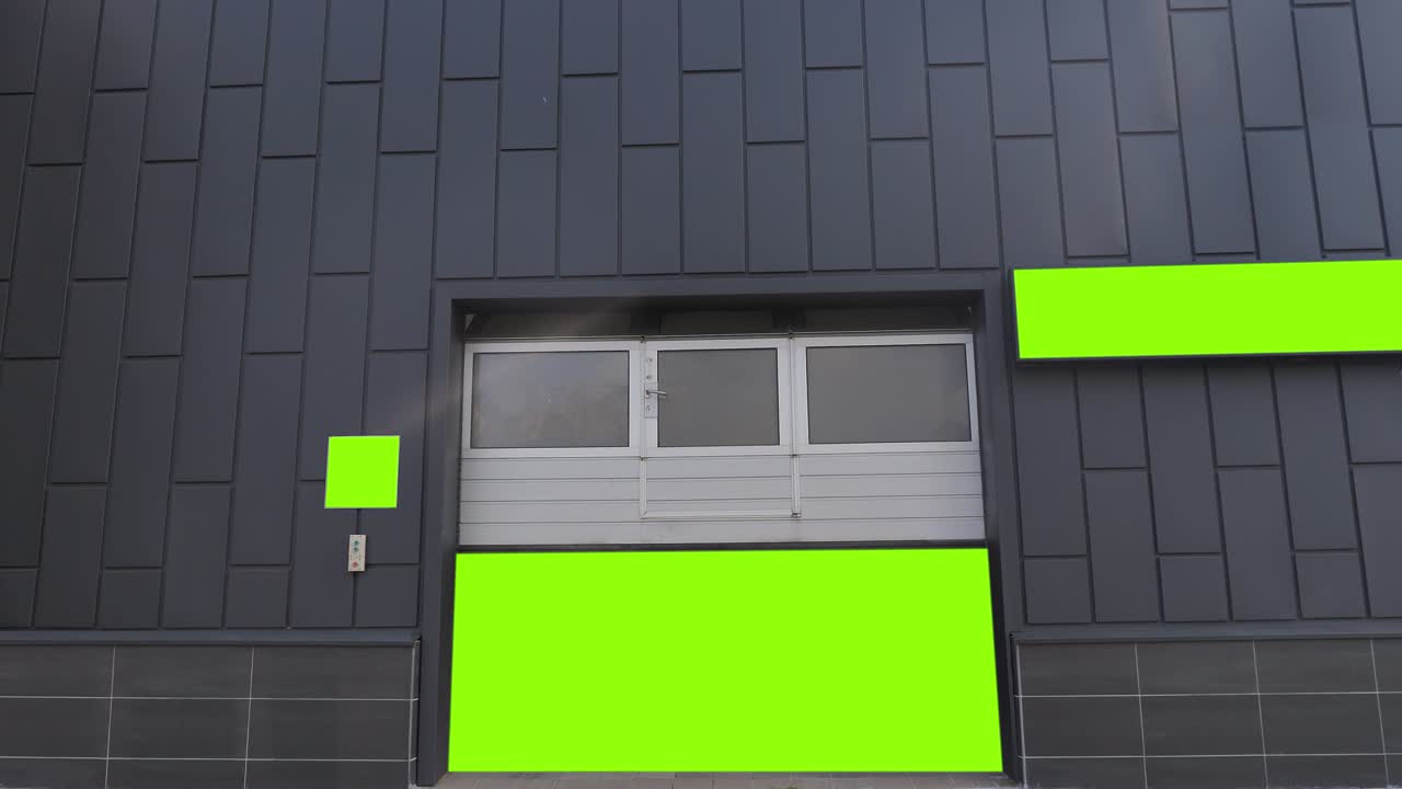 apertura de la puerta del garaje con efecto de pantalla verde, puerta automática en el taller de reparación de automóviles