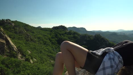 Aktive-Wanderdame,-Die-Bei-Hellem-Wetter-Auf-Den-Felsen-Am-Berggipfel-Von-Gwanaksan-In-Seoul-Schläft---LKW-Aufnahme