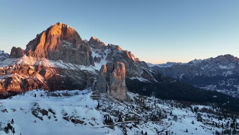 Berge-In-Den-Dolomiten-Bei-Cortina-D&#39;ampezzo-Bei-Sonnenaufgang