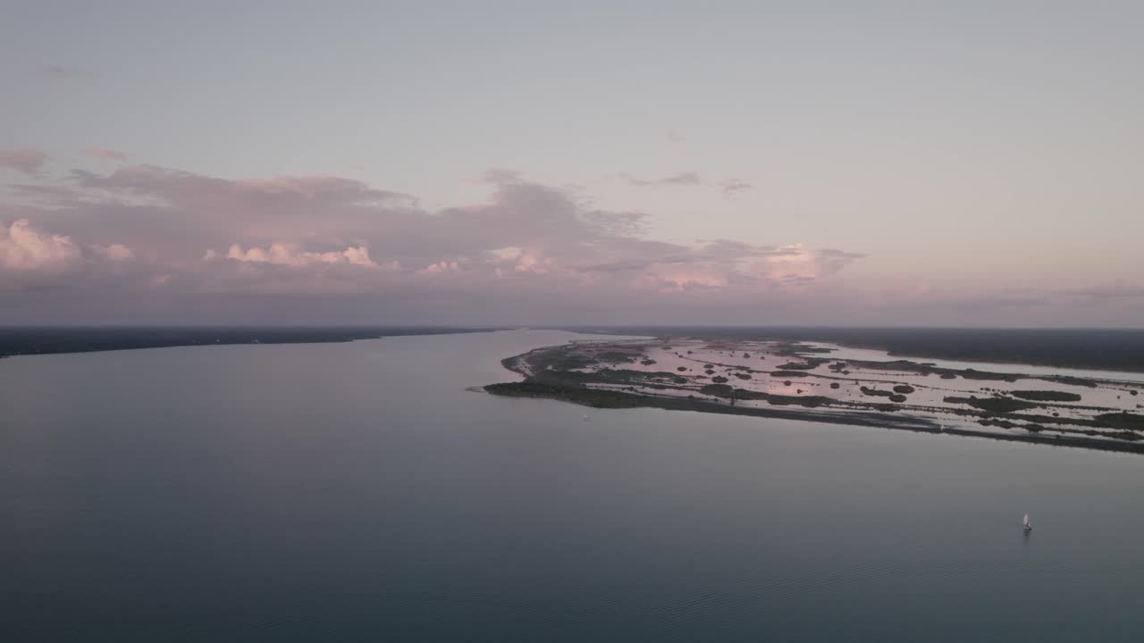 вид с воздуха на спокойные воды залива возле острова хольбокс в мексике