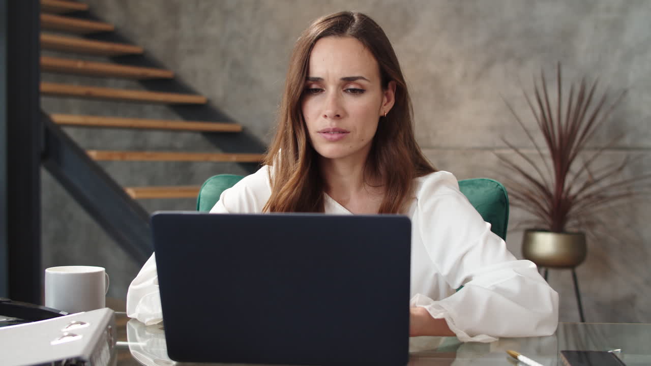 mujer de negocios teniendo video chat en una oficina de lujo. dama agitando en la cámara web