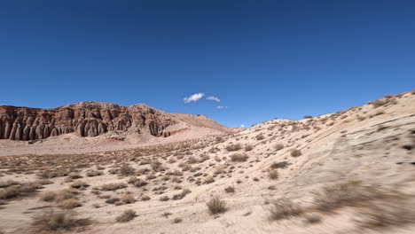 vuelo a baja altura por la arena del desierto y