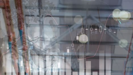 animación del procesamiento de datos financieros sobre un hombre cansado usando una computadora