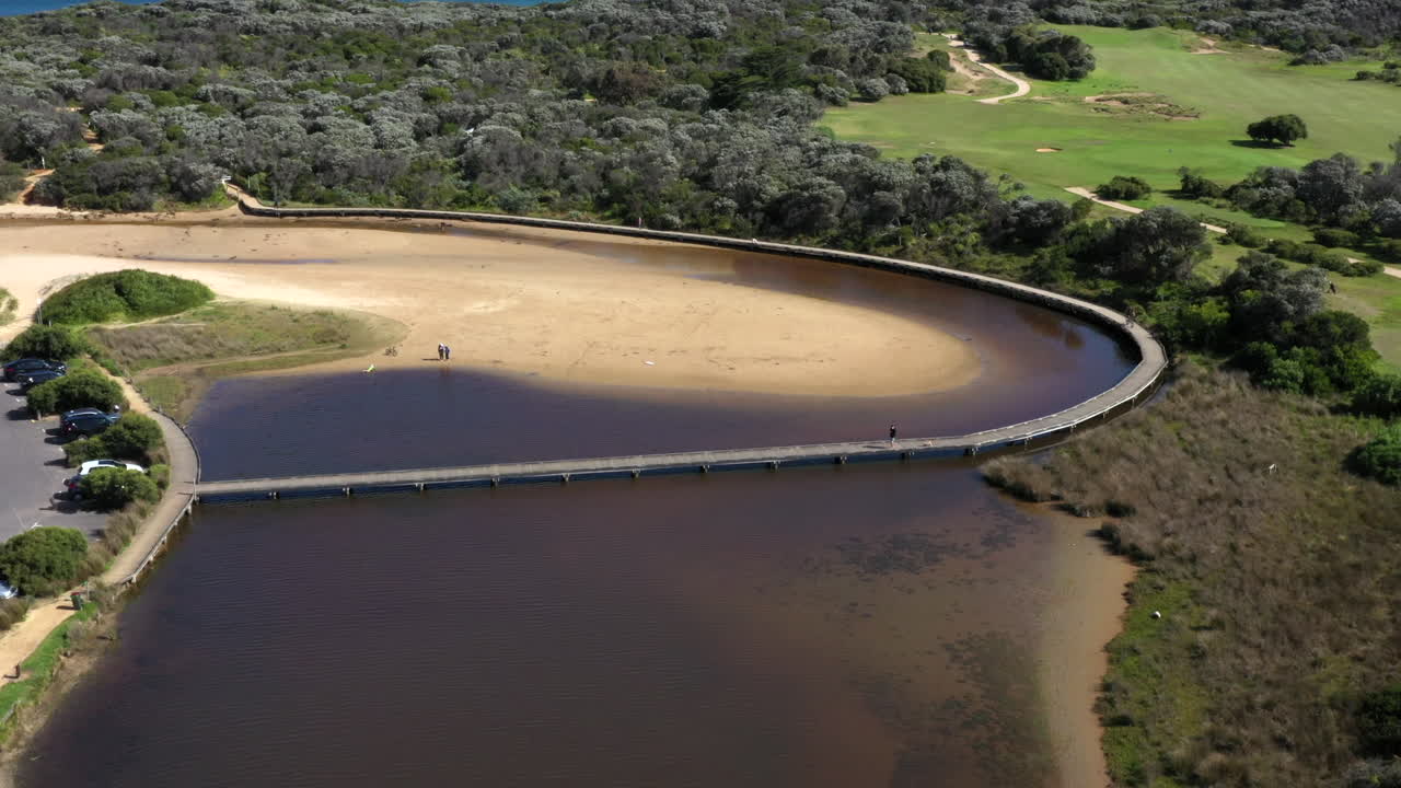 pasarela aérea de madera sobre cabeceras de río, playa de torquay, australia