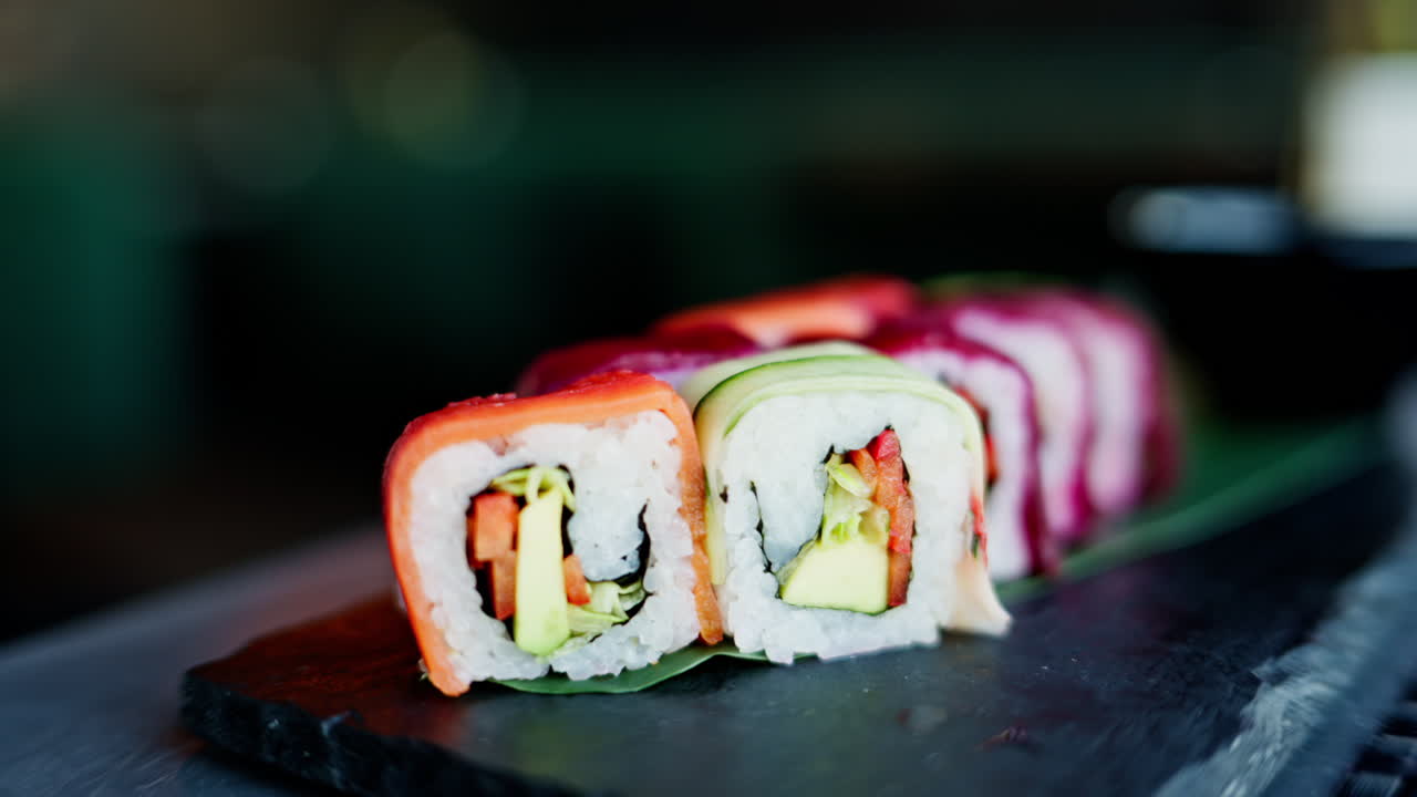 Vegaaninen sushiriisi kastikkeella mustalla tarjottimella ravintolassa
