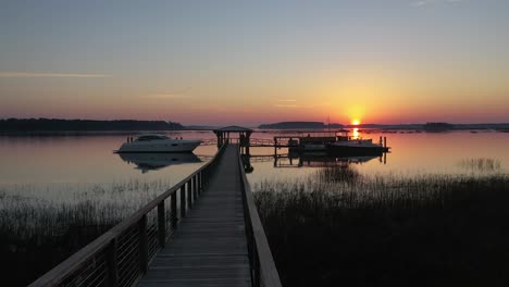 Hermosa-Puesta-De-Sol-En-El-Lago-Junto-A-Un-Pequeño-Muelle-Para-Botes