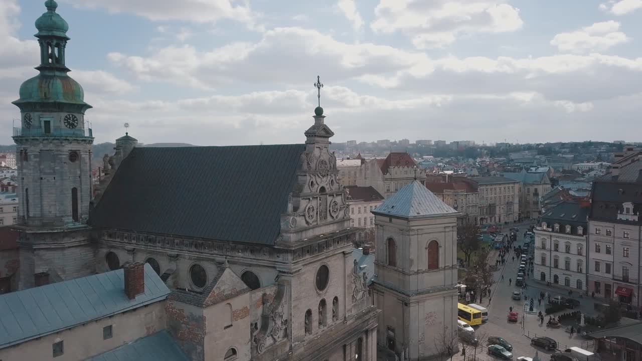 Vista aérea da cidade de Lviv, Ucrânia. Cidade europeia. Áreas populares da cidade. Igreja.