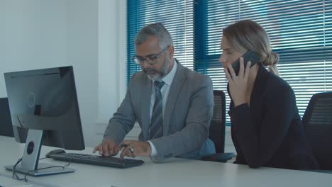 pareja de gerentes que trabajan juntos