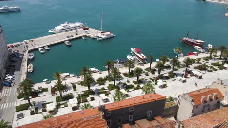 Aerial-drone-forwarding-shot-over-ancient-roman-sea-town-in-Split,-Croatia-on-a-bright-sunny-day