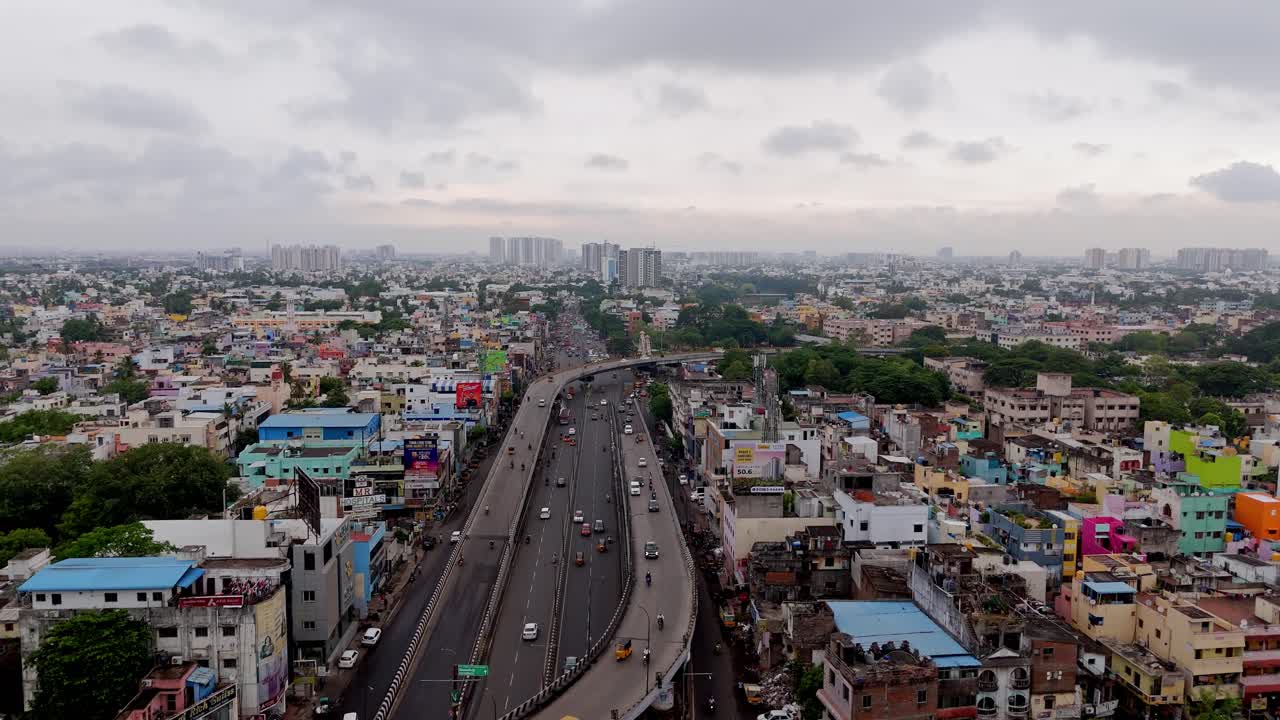 Immagine di cavalcavia e strade trafficate durante l'orario d'ufficio con paesaggio urbano in una giornata nuvolosa in India