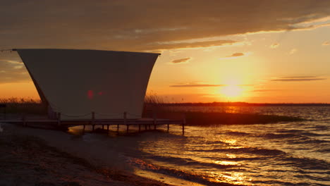 Luftbild-Sonnenaufgangsstrand-Auf-Meereshintergrund.-Camp-House-Bungalow-Am-Küstenufer.