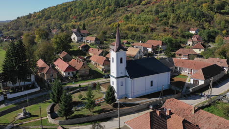 iglesia de vista aérea en movimiento en hungría perkupa