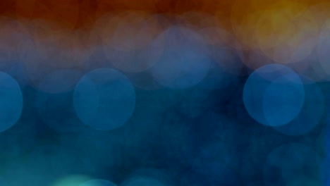 el fondo abstracto de la noche está desfocado con un bonito bokeh. luces de navidad borrosas bokeh. panorámica a través del borrón.