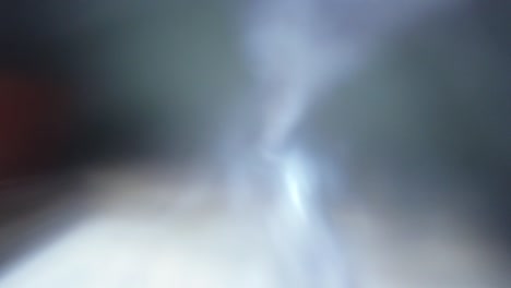 verter agua en un vaso de un grifo abierto