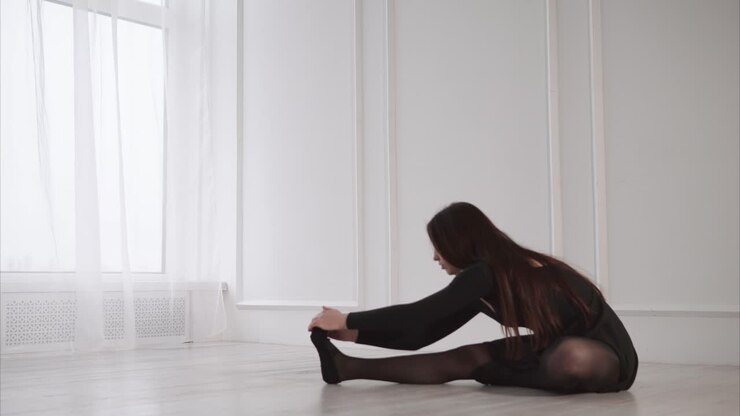 Ballerina di danza classica che fa stretching
