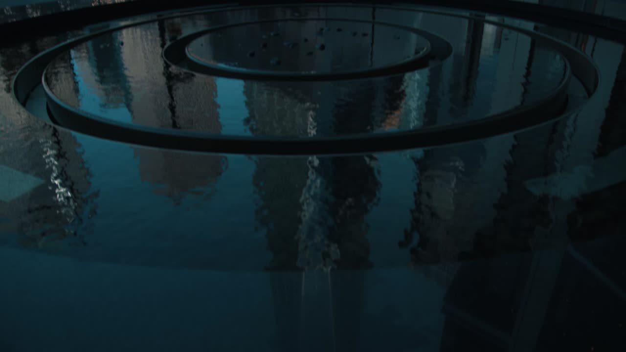 panorámica desde la reflexión sobre la fuente hasta el centro de comercio mundial, la torre de la libertad