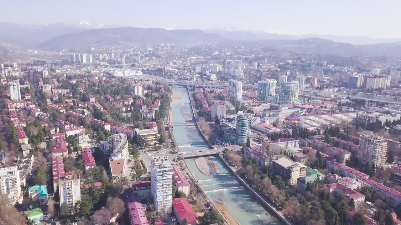 Luftaufnahme einer Stadt mit Fluss und Bergen